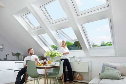 Helle Dachwohnung mit vielen Dachfenstern