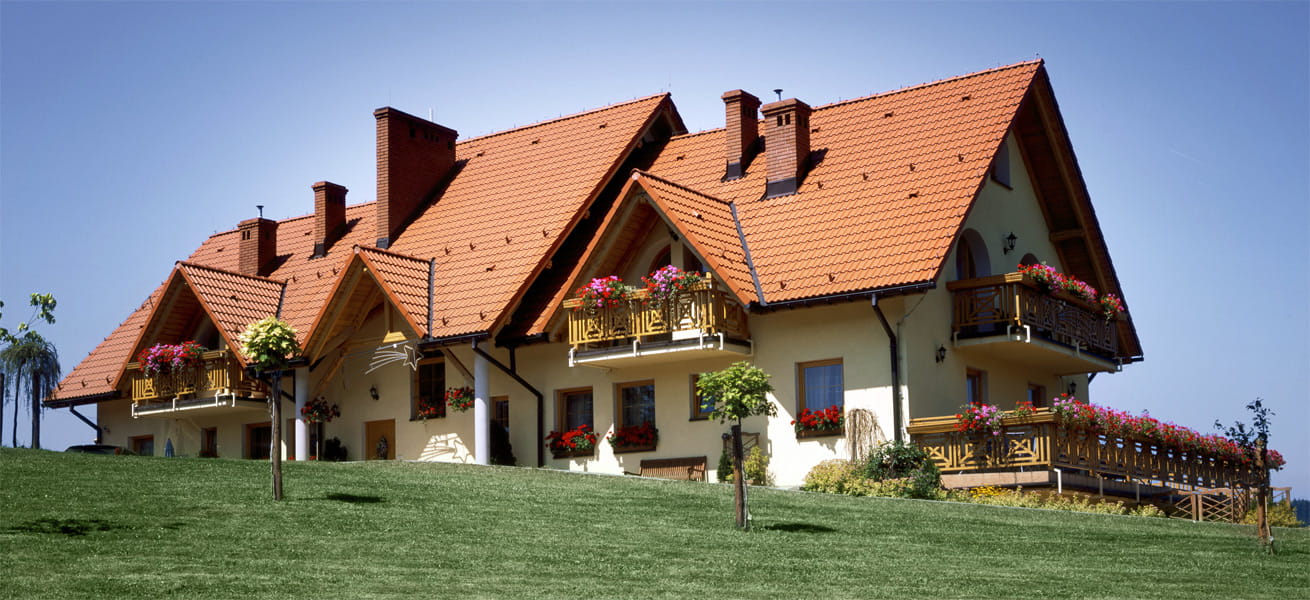 Ein gro&szlig;es sch&ouml;nes Haus mit aufwendigem Dach